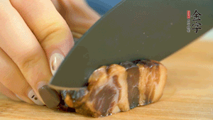 金字風(fēng)味醬肉切成片，上鍋蒸15分鐘。