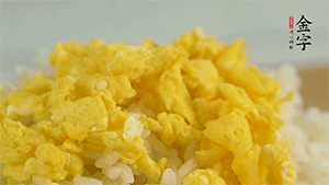 將雞蛋碎、西蘭花碎和放涼的米飯混合，用少許鹽、橄欖油調(diào)味。