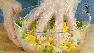 將飯團(tuán)用手搓捏成圓球狀。