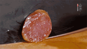 金字火腿肉香腸上鍋蒸15分鐘，切片備用。