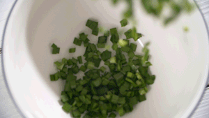 韭菜洗凈，切粒。