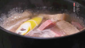 火肉、豬肉加料酒、清水大火煮開后，加入春筍小火慢燉40分鐘，出鍋前撒蔥花即可。