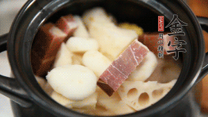 加水沒過食材，加料酒大火煮沸后，再小火燉煮1小時。（如果沒有砂鍋小火燉煮，用電飯煲的煮湯功能、高壓鍋也是可以的。）