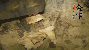 加適量溫水淹沒食材，大火燉至水沸后再小火慢燉1小時，出鍋前10分鐘加枸杞。（焯過水后的豬蹄不應(yīng)再用涼水，用溫水燉煮更容易軟爛。也可以用高壓鍋或者有煲湯功能的電飯煲，省時又便于入味。）