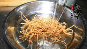 蟲草花用涼水浸泡10分鐘，干香菇溫水泡發(fā)至軟去蒂備用。蓮子、紅棗也可一同清洗干凈。