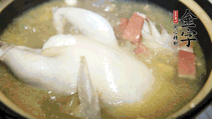 煮沸時加入蟲草花、香菇、紅棗，以料酒調(diào)味繼續(xù)小火燉煮1小時左右。