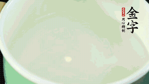 鍋中盛涼水，放入汆燙好的鴿子、火腿片、生姜片。