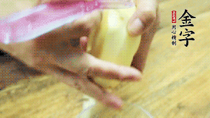 將食材洗凈，茄子、土豆切滾刀塊。