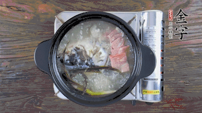 放豆腐、海鮮菇繼續(xù)中小火煮5分鐘。