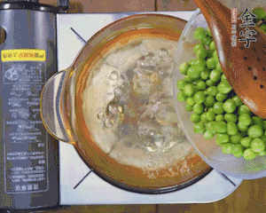 豌豆粒焯水30秒，過涼水。