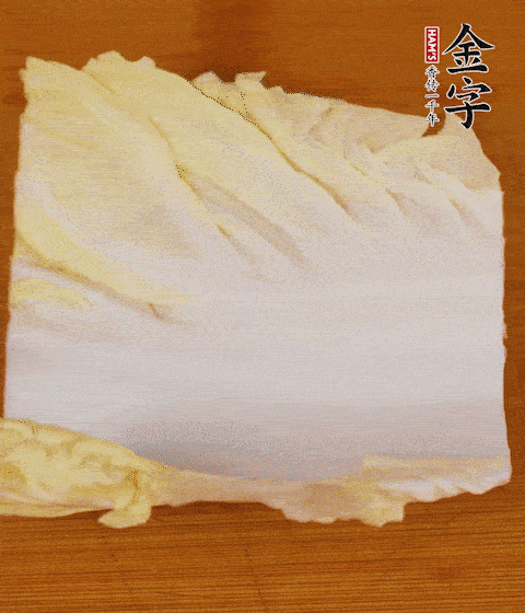 一片白菜一片淡火腿交替疊起，疊個(gè)兩三層放進(jìn)鍋內(nèi)，直到塞滿鍋。