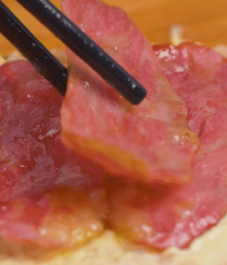 放上火腿、芝士片、生菜，再放一片土司。