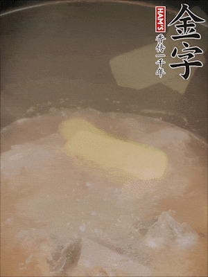 排骨洗凈，加生姜、黃酒焯水，溫水洗凈備用。