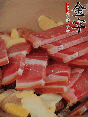 除鮑魚外的所有材料放進鍋里，加清水、姜、黃酒，大火燒開，轉小火煲90分鐘。