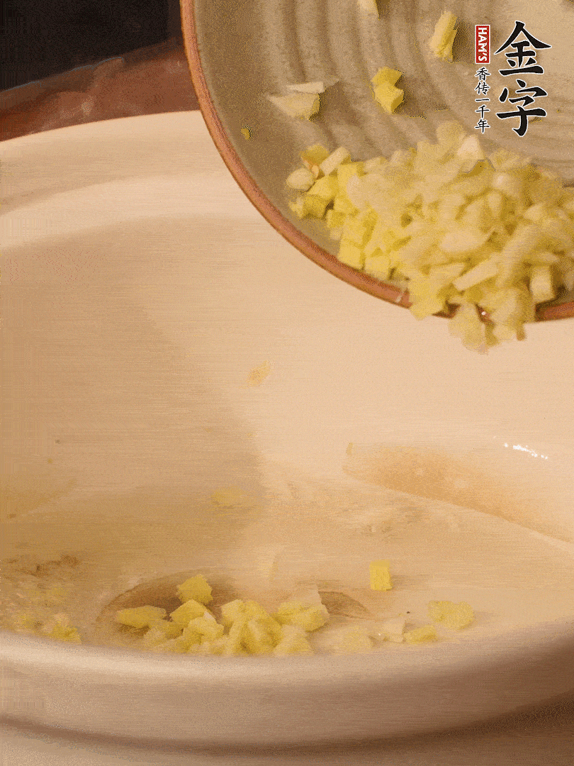 熱油下鍋，姜爆香。下冬瓜略微翻炒。