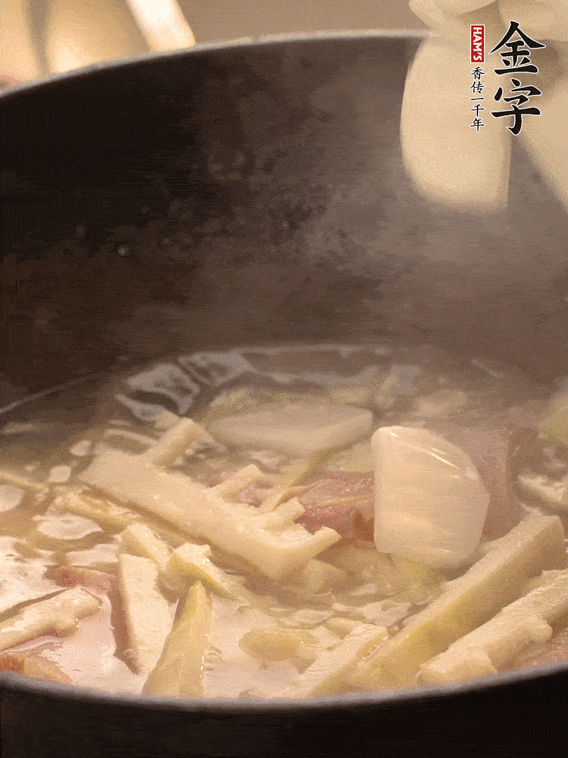 加一點開水后，放年糕燜2分鐘至軟。