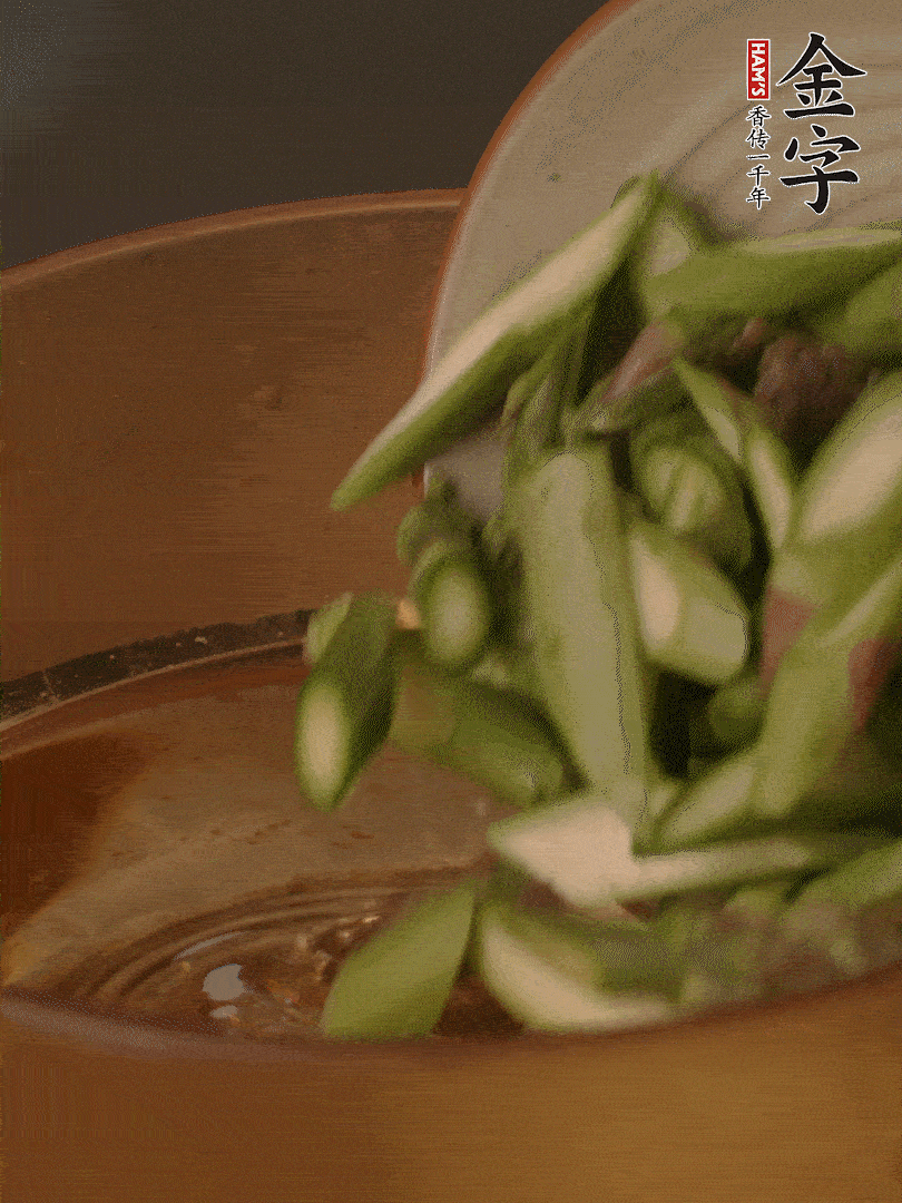 蘆筍、白玉菇焯水30秒備用。