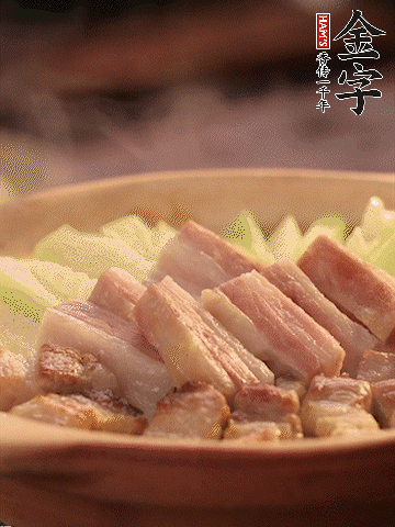 金字淡咸肉切條，焯水備用。