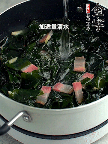 放入泡發(fā)好的裙帶菜翻炒一下，加適量清水燉煮。