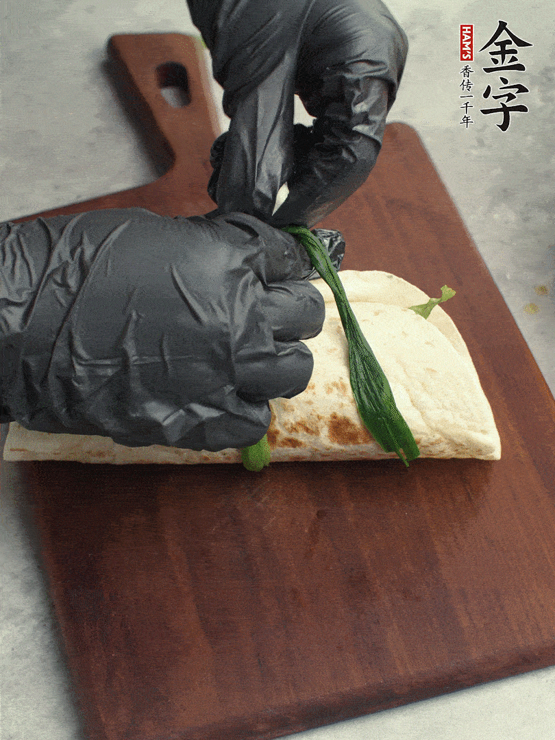 用焯過水的小蔥打結。