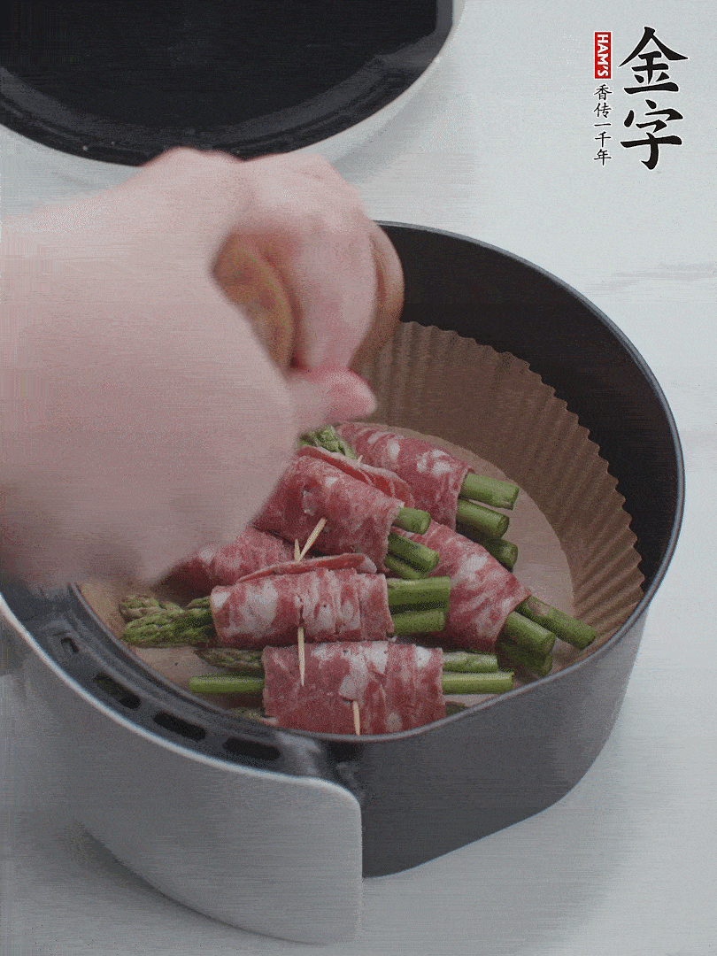 在培根卷上撒點黑胡椒碎。