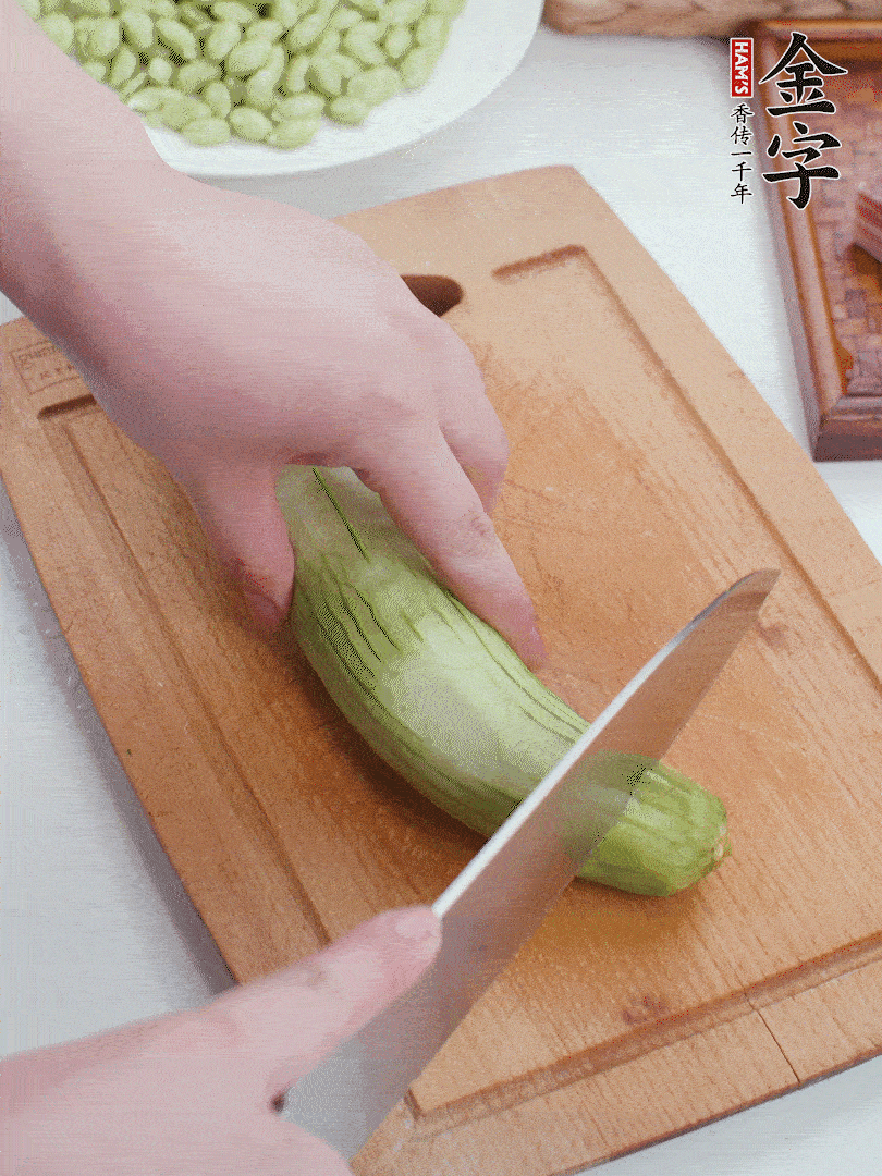 絲瓜去掉外皮，去掉兩端，切成滾刀塊。