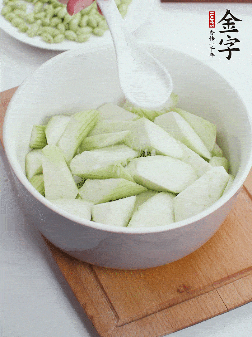 水中加1勺鹽浸泡，防止變黑。