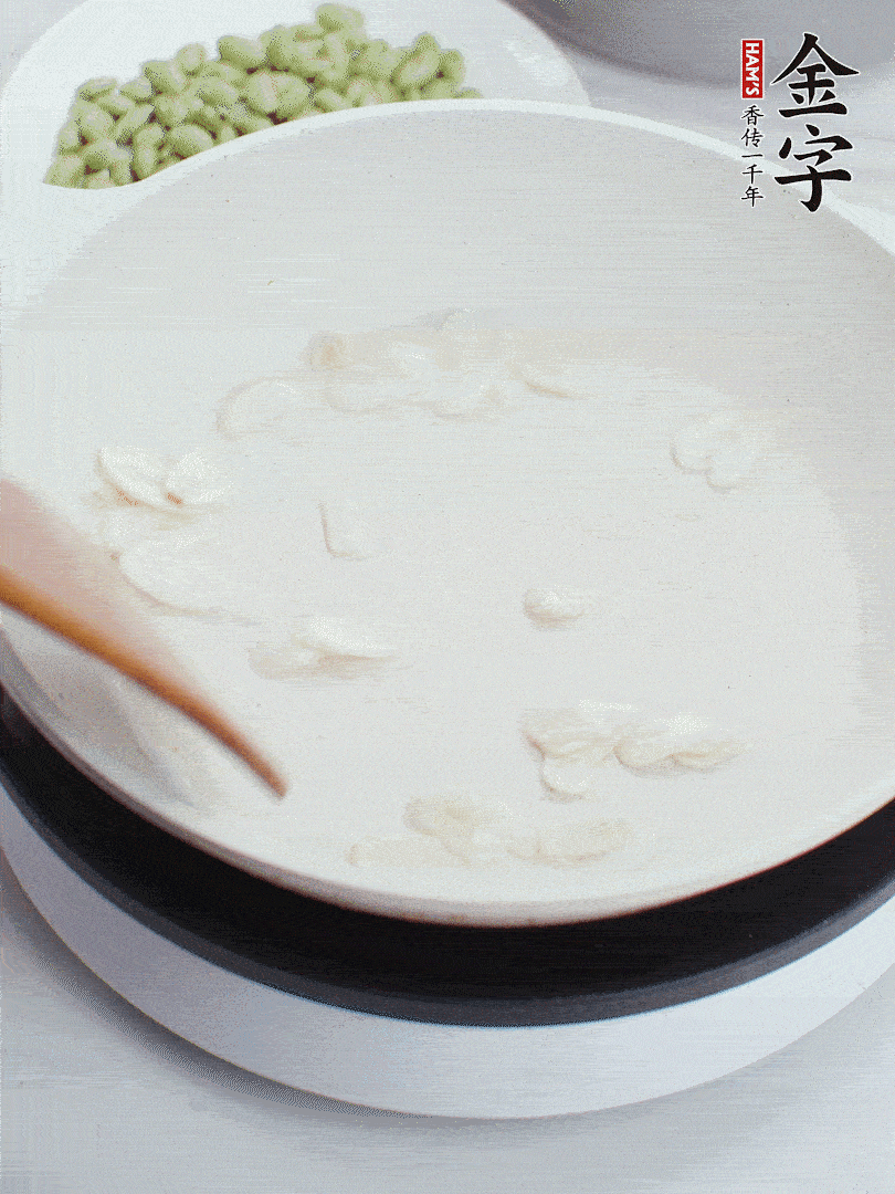 金字淡咸肉煮15分鐘，撈出切片。油5成熱時(shí)，蒜末、咸肉爆香。