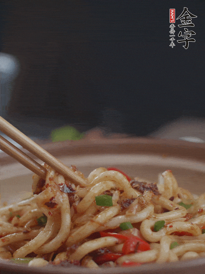 一小撮鹽調(diào)味。最后可以點(diǎn)綴香蔥段。