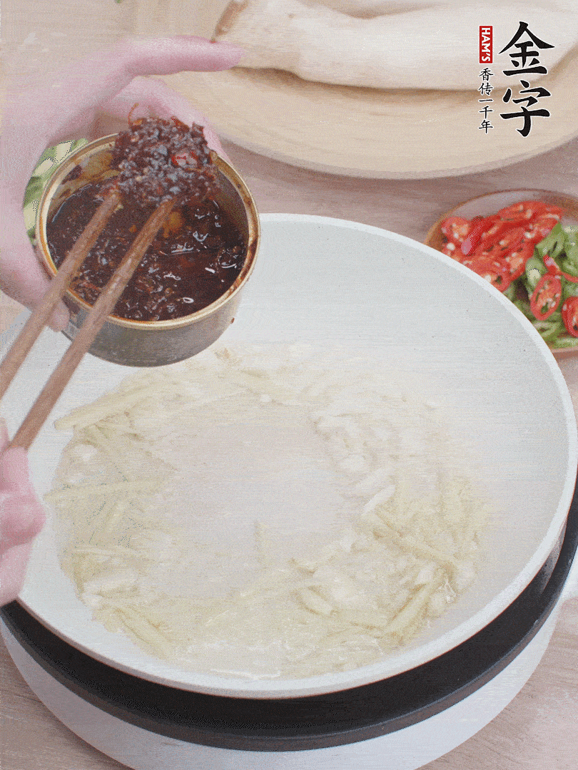 起鍋熱油，姜蒜、金字火腿干貝醬煸香。