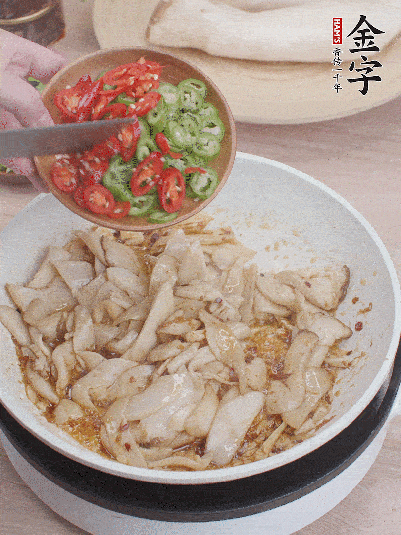 下杏鮑菇、青紅辣椒炒出香味。