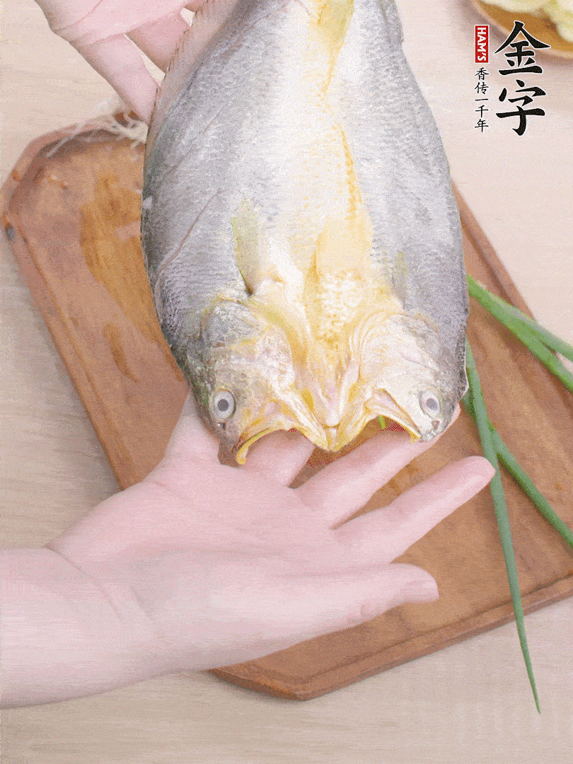 黃魚背部開刀，洗凈切花刀。適量鹽涂抹魚身兩面。