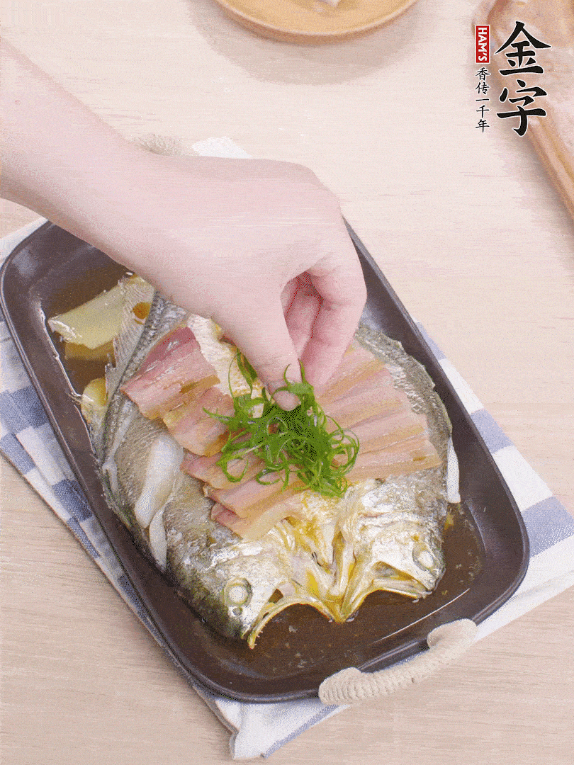 取出姜蔥，淋2勺蒸魚豉油，擺蔥絲。