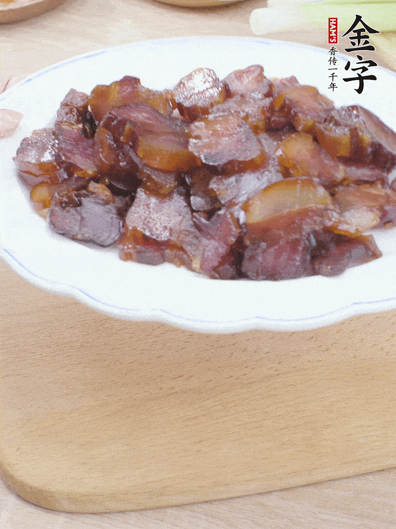 金字醬油肉水煮15分鐘，切薄片。