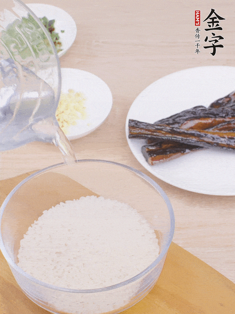 大米提前用清水浸泡1小時(shí)。