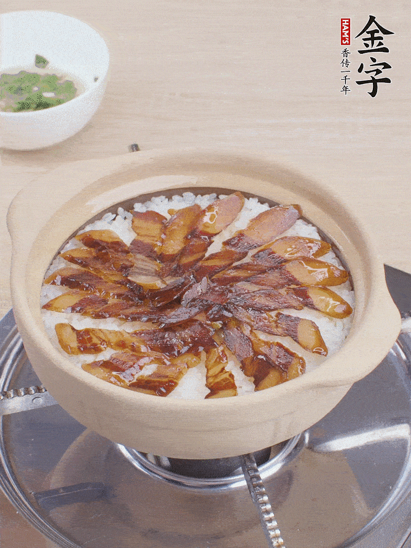 快收水時(shí)，鋪醬油肉，鍋邊淋點(diǎn)油，轉(zhuǎn)動(dòng)砂鍋，燜煮2分鐘。