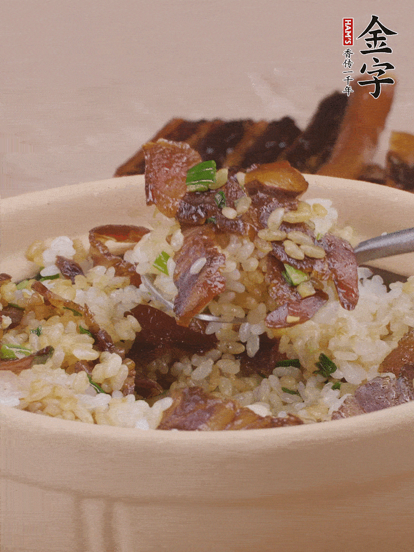 揭蓋后撒點(diǎn)蔥花裝飾，趁熱拌勻。