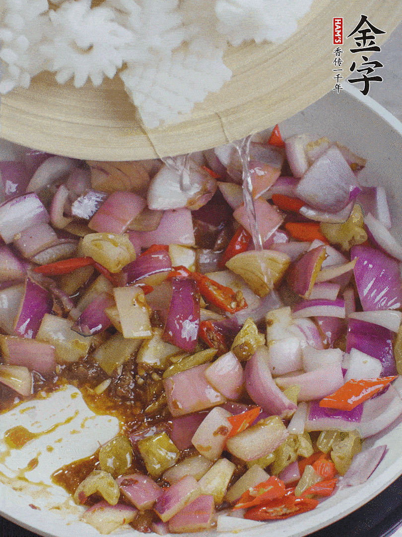 下魷魚花，2勺料酒炒勻。