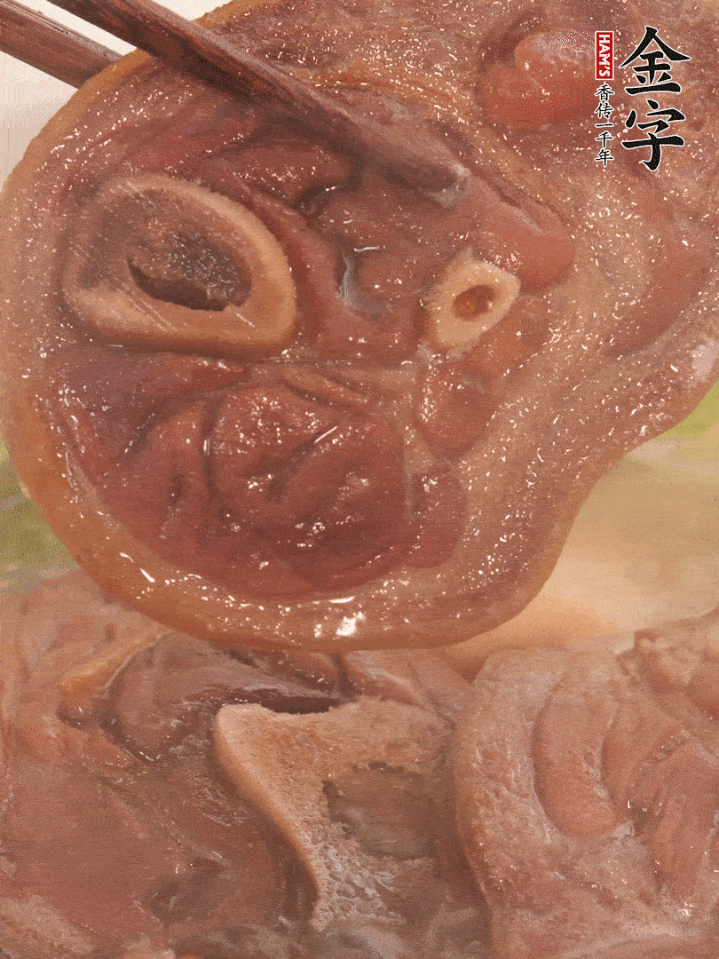 大火燒開(kāi)后，調(diào)成小火燜煮30分鐘，煮至蓮藕軟糯。