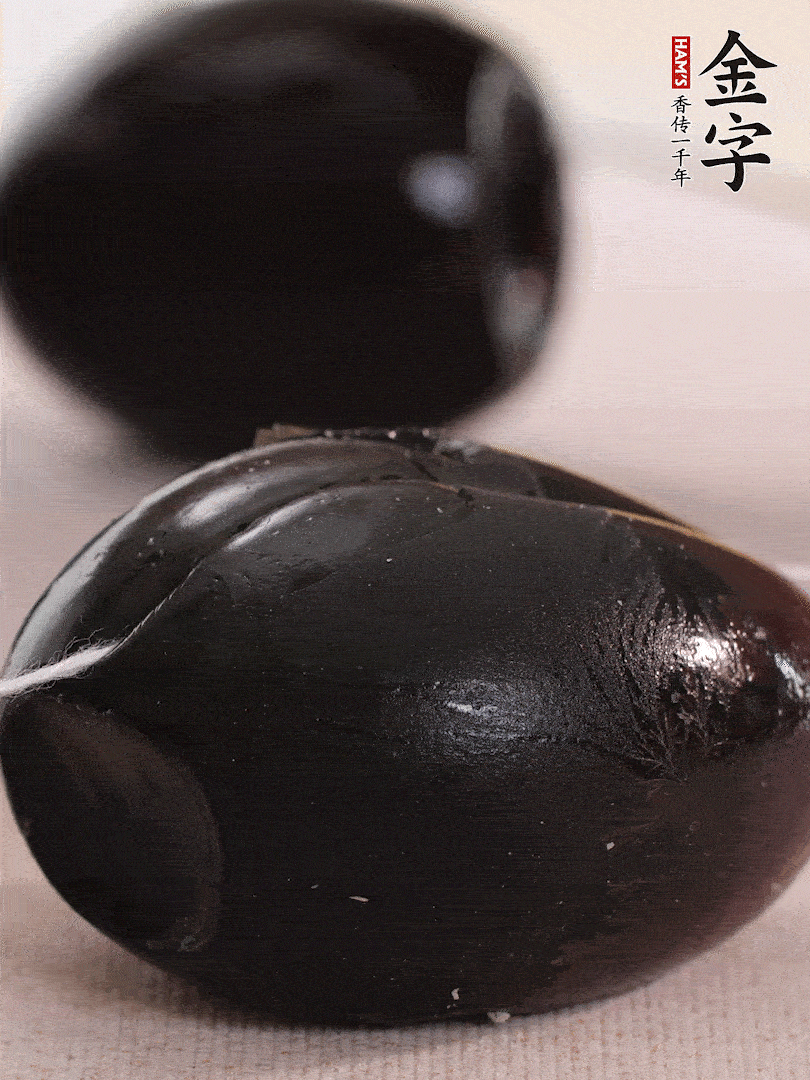 娃娃菜金針菇去跟洗凈，皮蛋改刀。