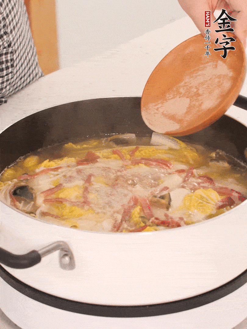 加適量的白胡椒調(diào)味。