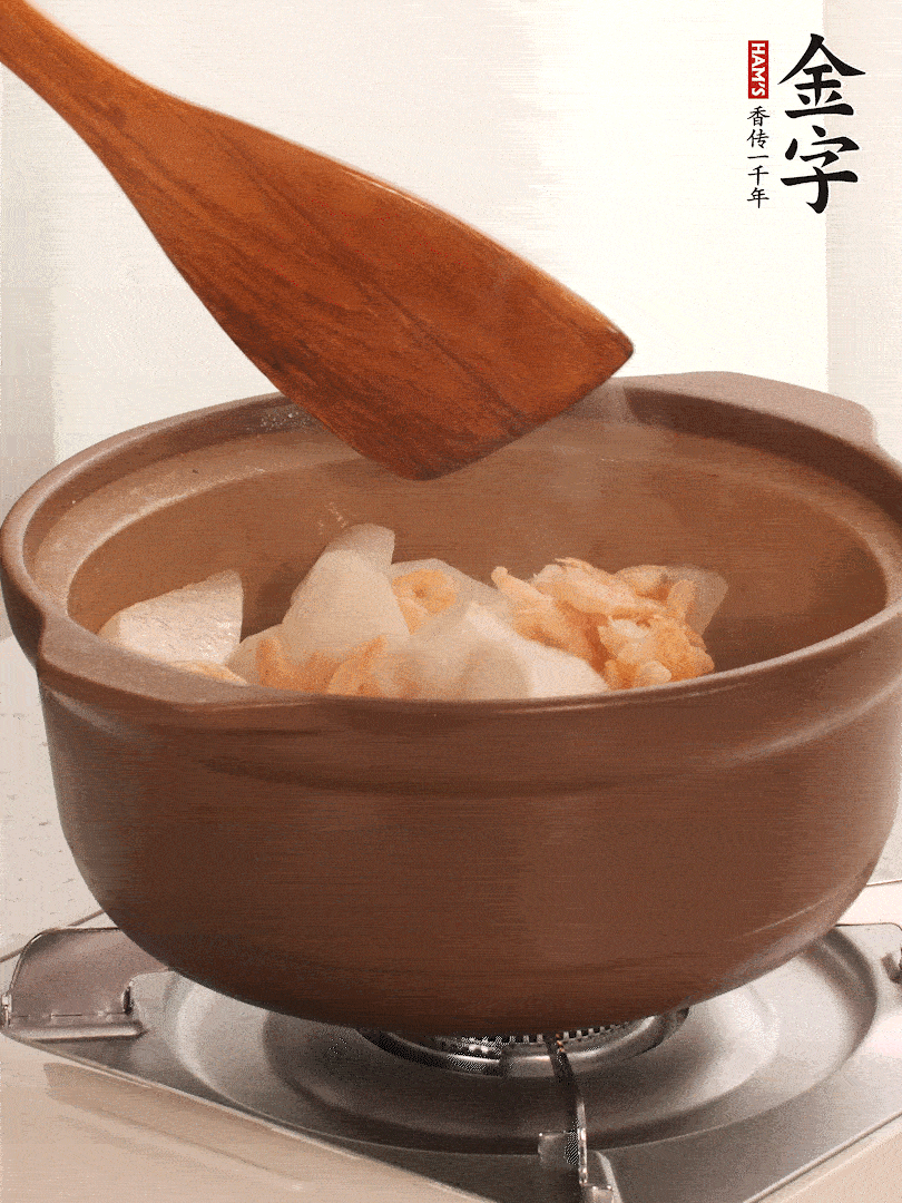 放白蘿卜、海米煸炒1-2分鐘，白蘿卜一定要先炒過再燉湯，香味更足。