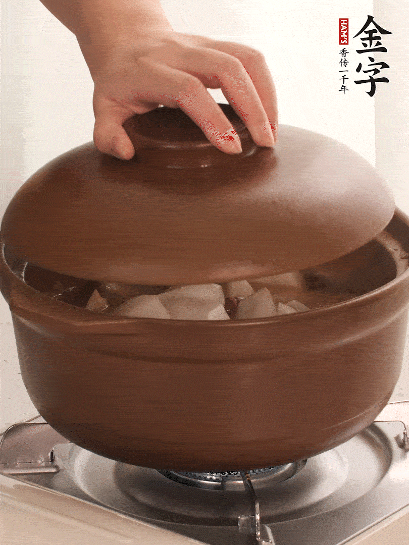 倒沒過食材的熱水，大火燒開。蓋上蓋子轉(zhuǎn)中小火，燉15-20分鐘。等蘿卜煮到喜歡的軟爛度就可以關(guān)火。