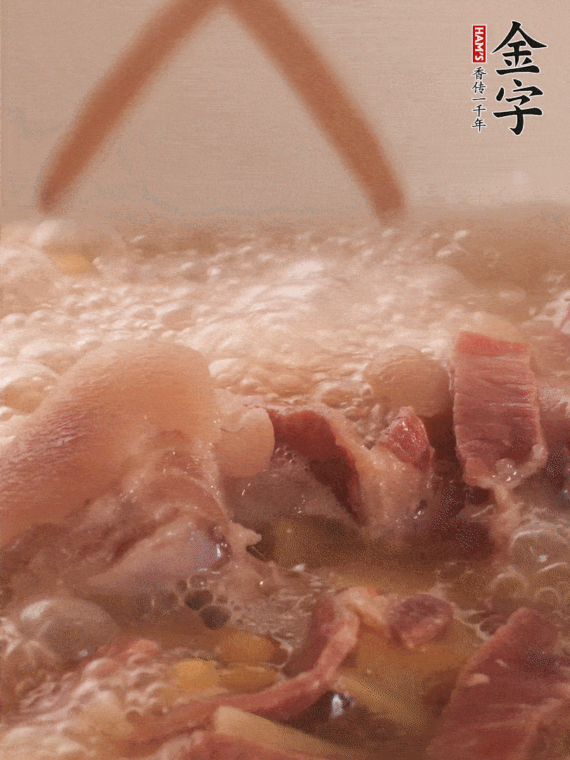 大火將水煮開(kāi)后，蓋上鍋蓋，轉(zhuǎn)小火慢燉1個(gè)半小時(shí)。