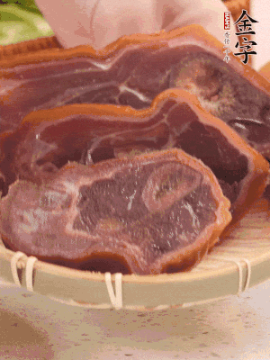 金字火腿蹄片溫水泡10分鐘。