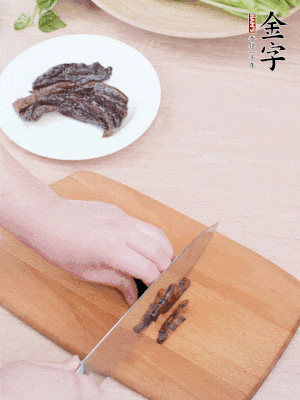 金字醬油肉下鍋煮10分鐘，切薄片。