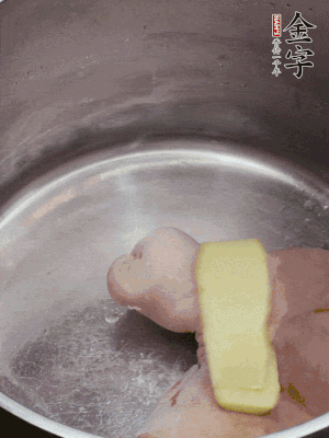 撈出洗凈后，加蔥姜、黃酒二遍焯水。