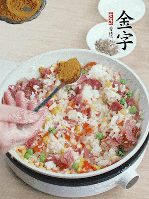 1勺咖喱粉、1/2勺鹽，少許黑胡椒碎炒均。