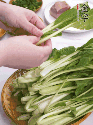 小青菜掰成一片片。