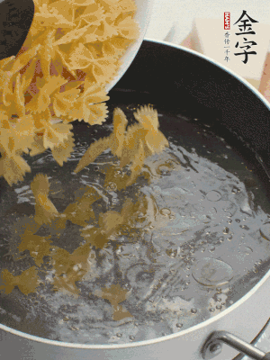 蝴蝶面加橄欖油煮熟；豌豆焯水30秒。